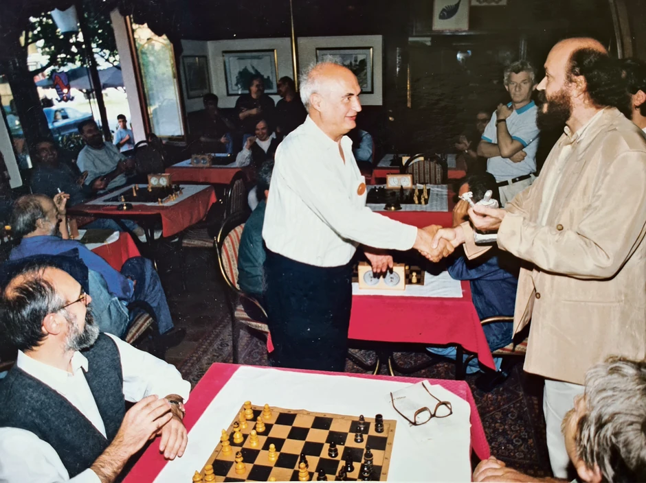 Pobednik Dragoslav Andrić prima od Nenada Grujičića Statuetu Branka Radičevića, 1989.