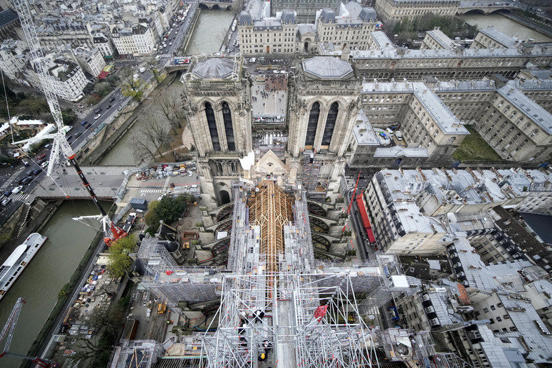 Remont Notre Dame w Paryżu