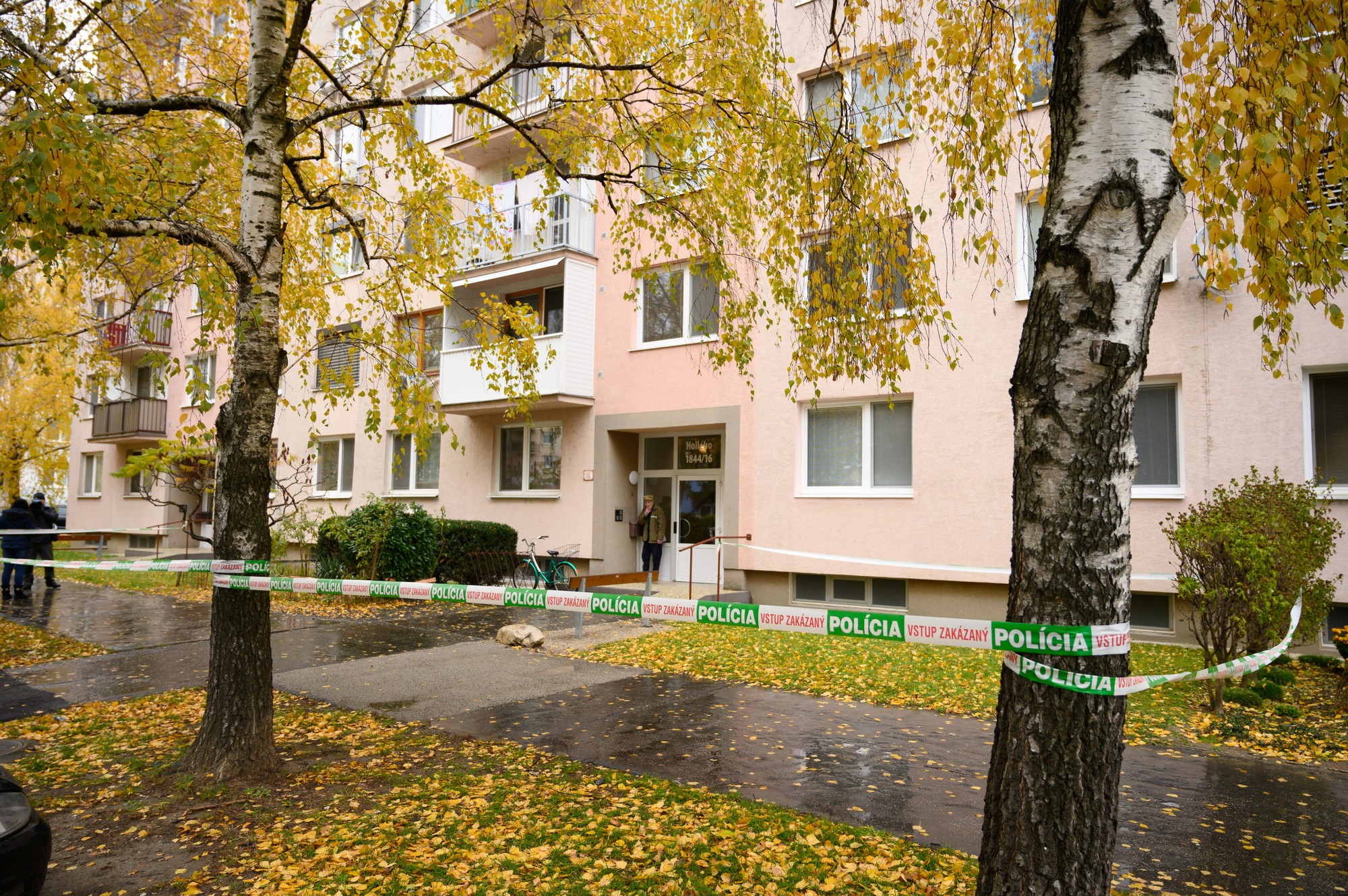 Pri rodinnej dráme prišli o život dvaja ľudia, dvaja sú zranení.