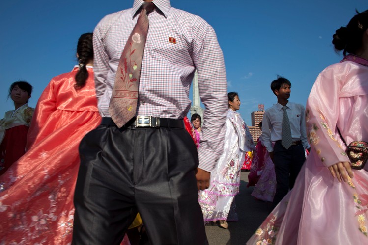 Tancerze przygotowują się do obchodów 64. rocznicy objęcia przez Kim Dzong Ila przewodnictwa w Partii Pracy Korei
