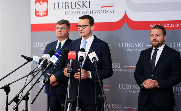 Mateusz Morawiecki, Maciej Wąsik oraz Jacek Ozdoba podczas konferencji dot. zatrucia Odry