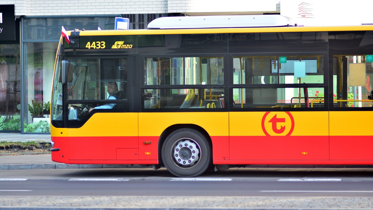 Autobus zderzył się z osobówką w Warszawie. Są ranni