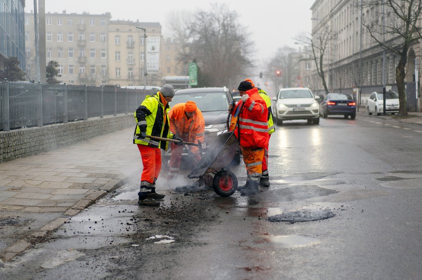 Łatają, ale końca nie widać