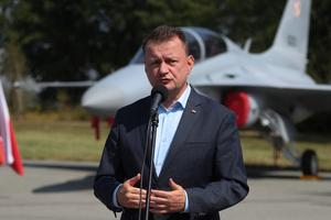 Mariusz Błaszczak w czasie prezentacji samolotu FA-50