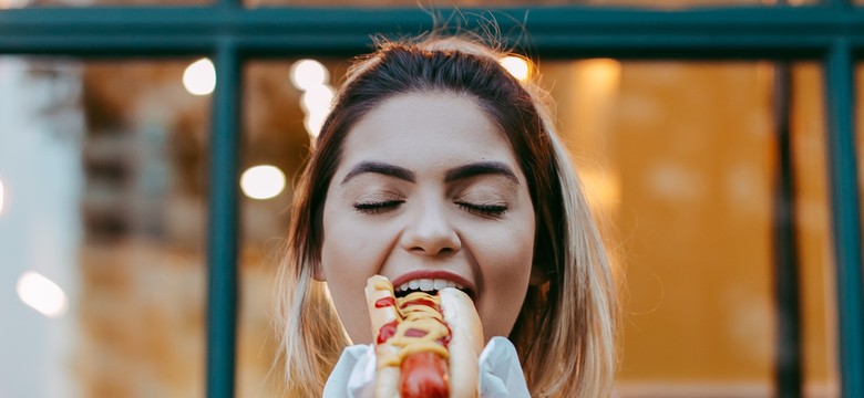 Chcesz sobie skrócić życie? Zjedz hot-doga. Przerażające dane