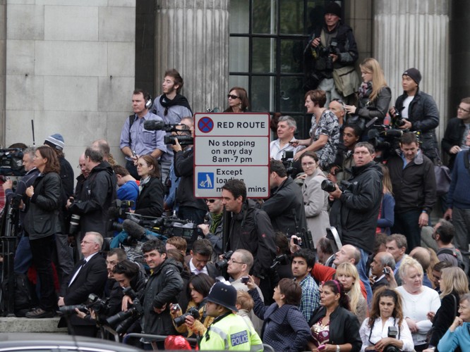 Ślub zgromadził fotoreporterów i gapiów