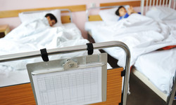 Polskie oddziały pediatryczne przepełnione. Lekarze muszą dostawiać łóżka