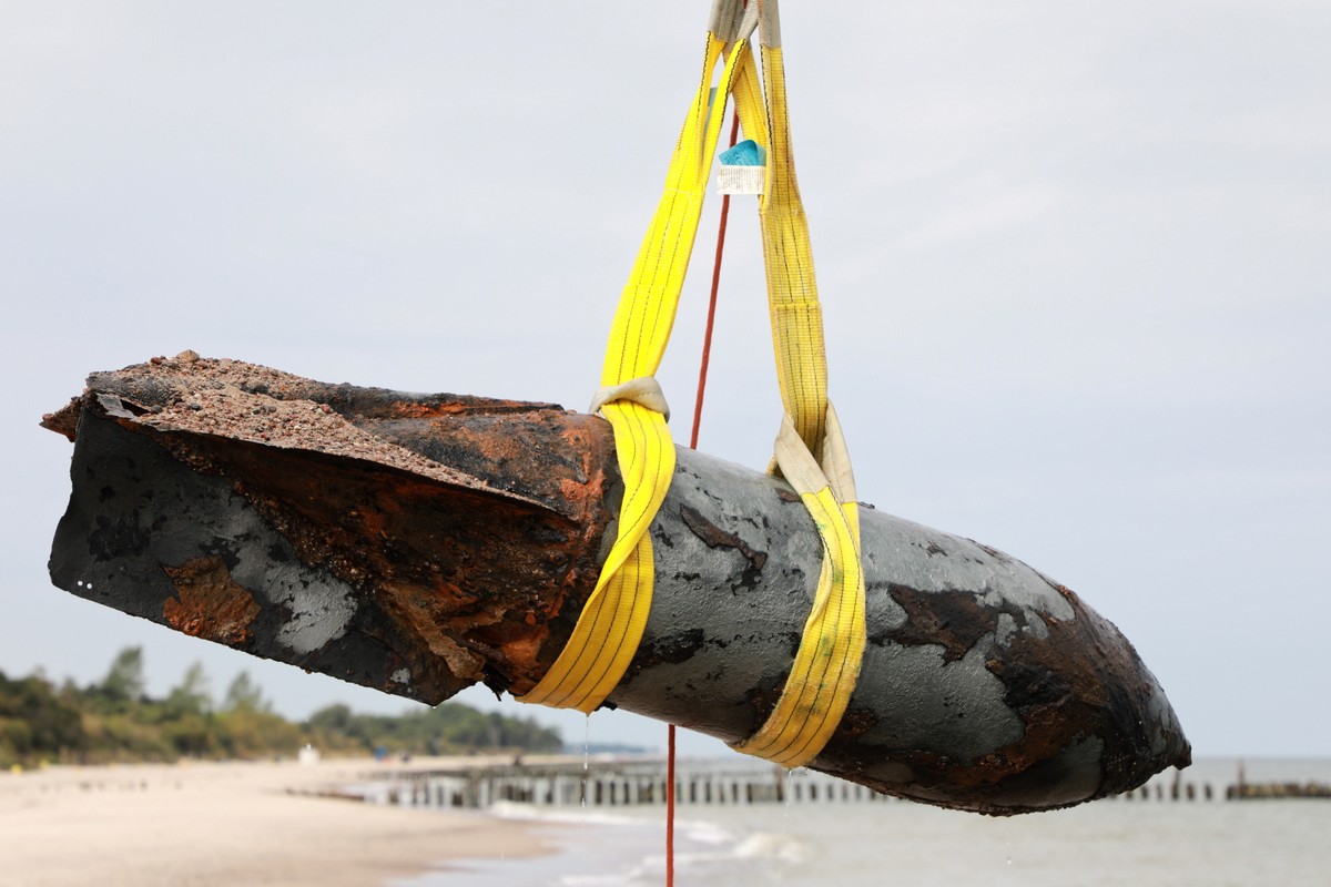 Akcja na plaży w kołobrzeskim Podczelu. Dwie z trzech bomb zostały wyciągnięte z Bałtyku