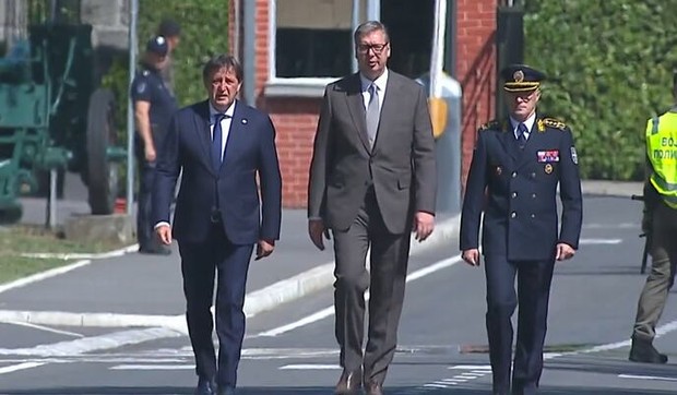 Aleksandar Vučić, kasarna