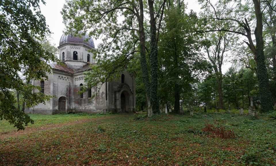 Opuszczona cerkiew grekokatolicka Opieki Matki Bożej w Starych Oleszycach