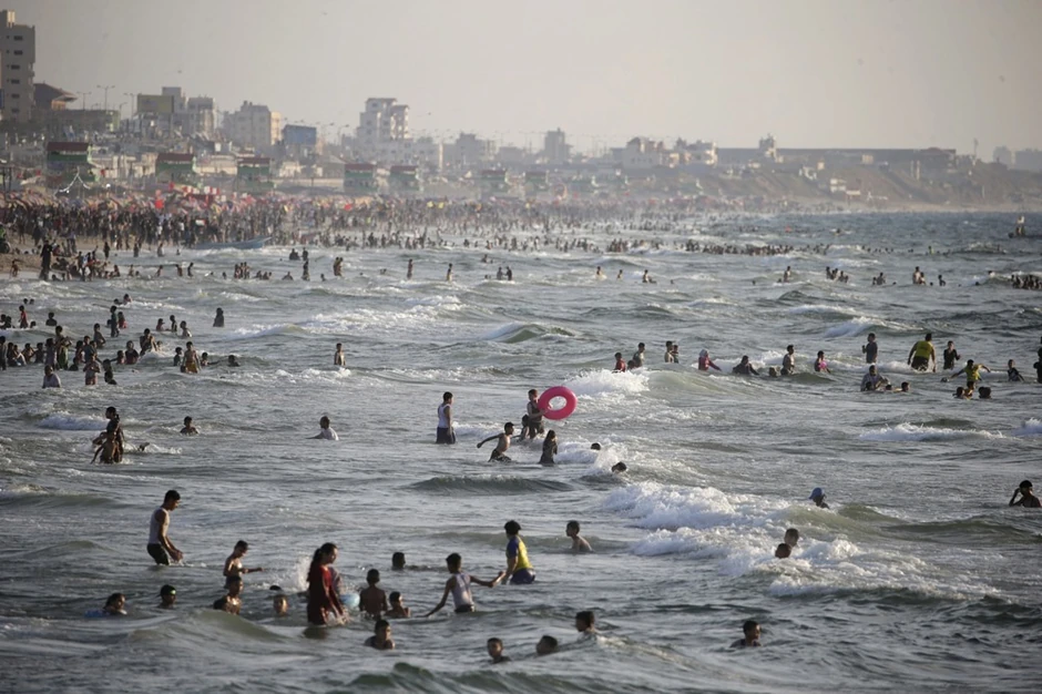 Palestinci na plaži u Gazi 25. avgusta 2023.