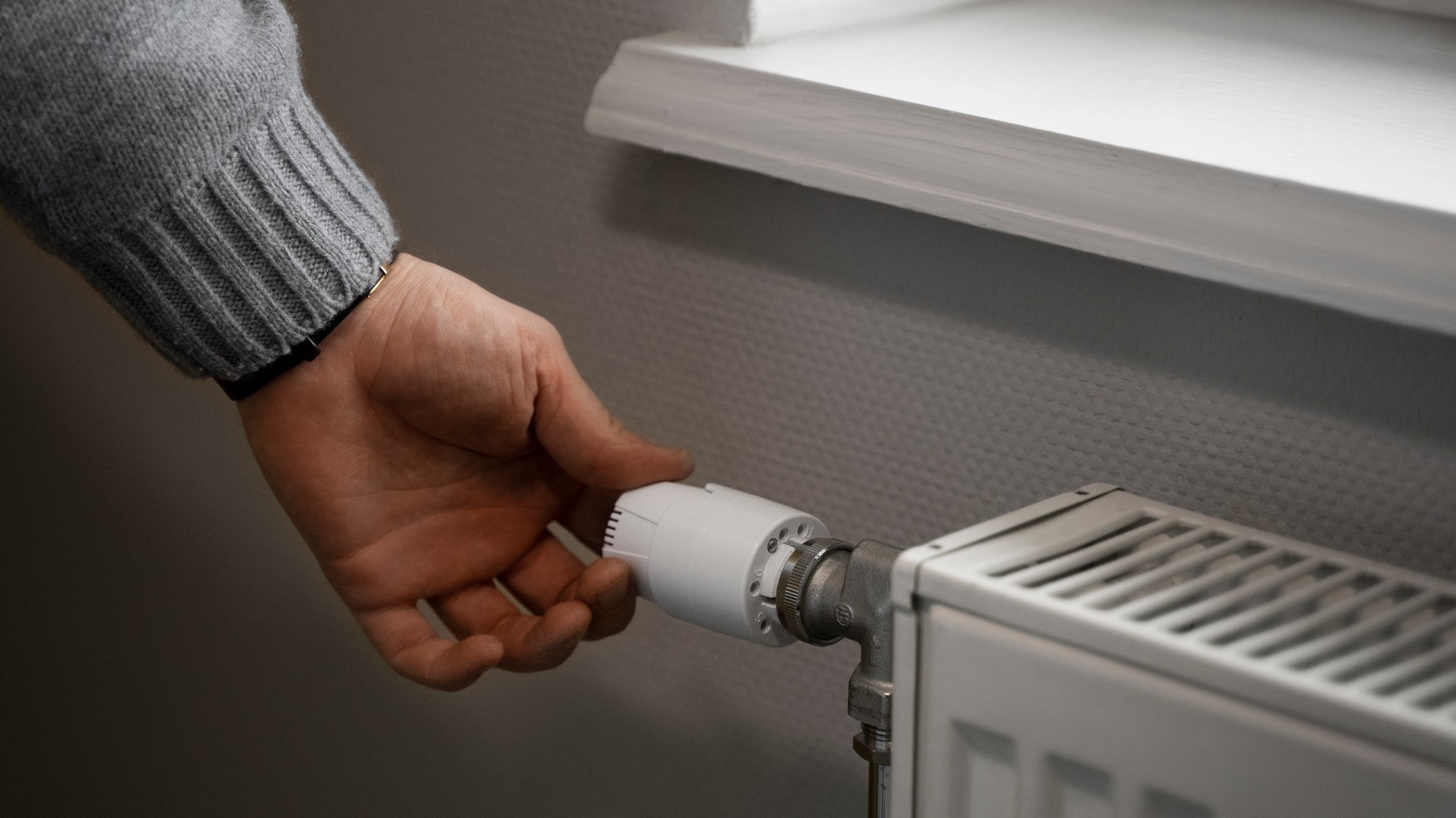 Správnym nastavením termostatu môžete regulovať teplotu v miestnosti a zbytočne neprekurovať. Na noc pritom radiátor nemusíte úplne vypínať – často stačí teplotu jednoducho znížiť.