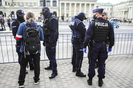 Kwarantanny narodowa. Mandaty i grzywny za złamanie obostrzeń