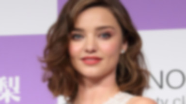 Miranda Kerr w letniej kreacji na imprezie. Co za stylizacja!