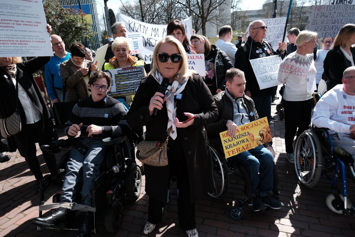 Protest niepełnosprawnych przed Sejmem