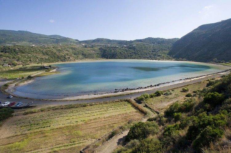 8. miejsce: Pantelleria – położona jest na Morzu Śródziemny pomiędzy Sycylią i Tunezją. Z powodu wulkanicznych krajobrazów, nazywana jest „Czarną Perłą Morza Śródziemnego”. Pantelleria jest popularnym miejscem turystycznym. Wyjątkową atrakcją wyspy jest możliwość zażywania kąpieli w gorących źródłach powulkanicznych.