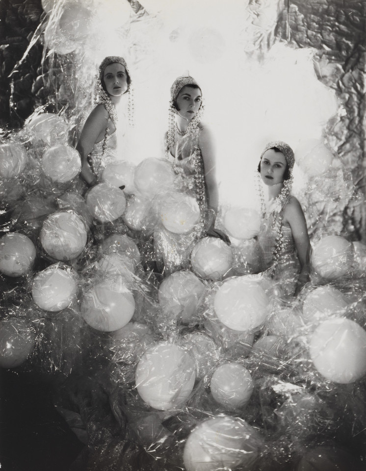 The Silver Soap Suds (Baba Beaton, the Hon. Mrs Charles Baillie-Hamilton i Lady Bridget Poulett) na fotografii Cecila Beatona (1930)