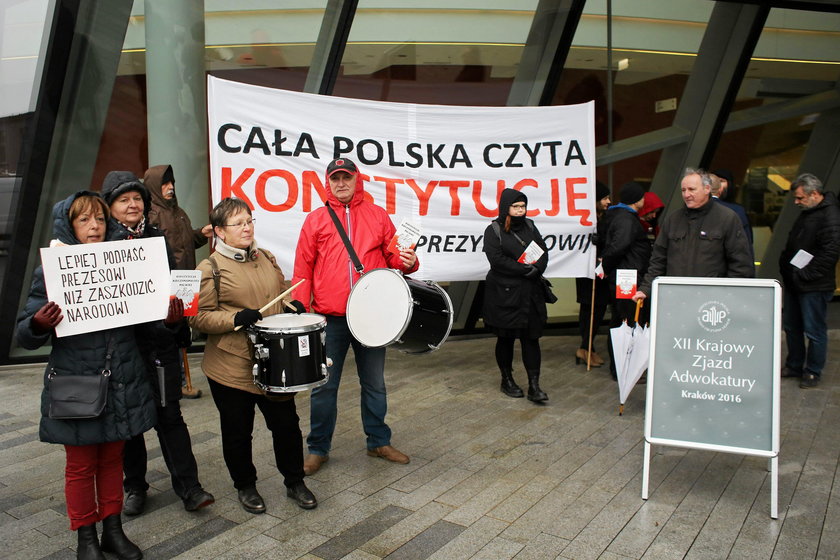 Grupa demonstrantów czekała na Andrzeja Dudę w Krakowie