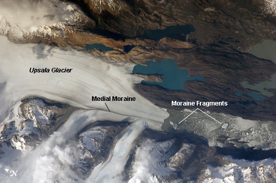 Widok z kosmosu na jęzor lodowca górskiego Upsala w południowej Patagonii. Fot. NASA.