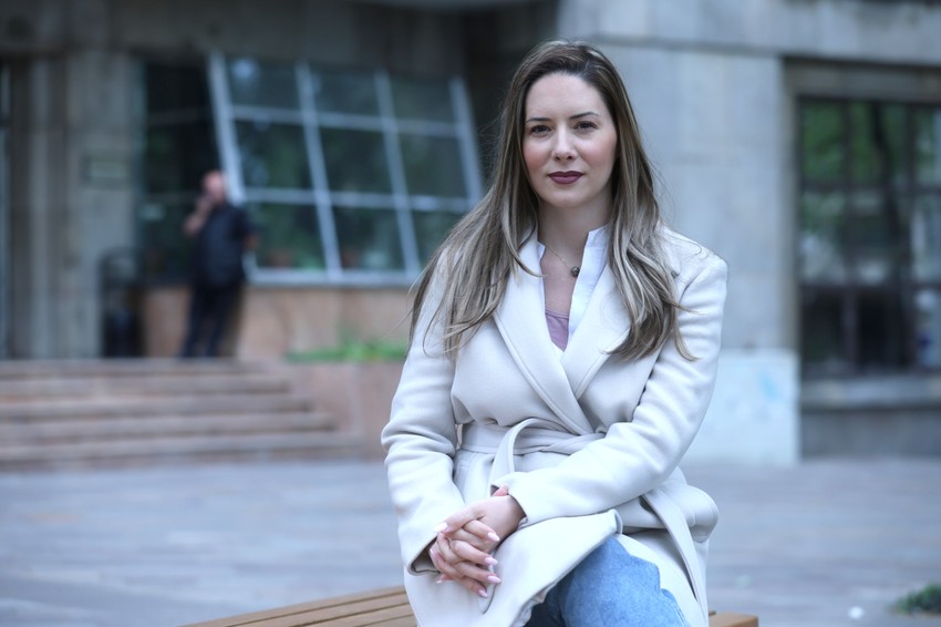 Naša voditeljka pipkala takmičara po intimnim delovima, nastala neprijatnost