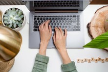 Korzystasz z usług freelancerów? Zadbaj o bezpieczeństwo danych i sprawdź jak twój kontrahent używa AI