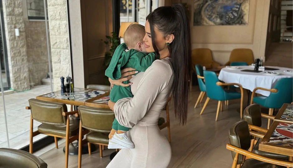 Šeta sina u štiklama od 12 centimetara i suknji koja ističe sve obline: Tamara sa mužem živi u stanu od 500.000 evra