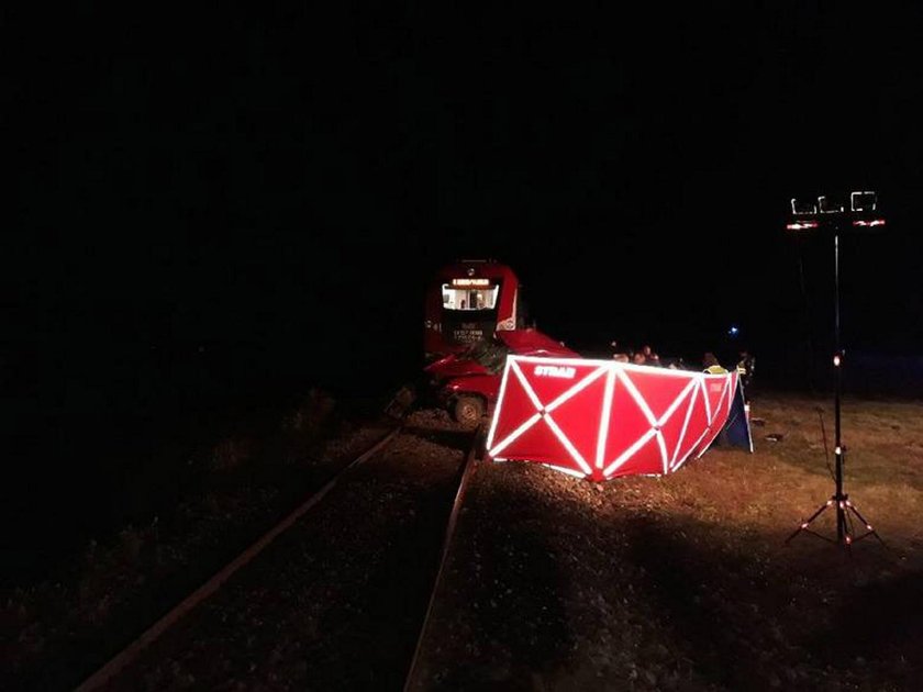 Auto wjechało pod pociąg. Zginęła matka z dzieckiem