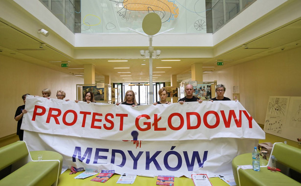 Protest głodowy medyków jeszcze się zaostrzy. "Strajkujący są szykanowani"