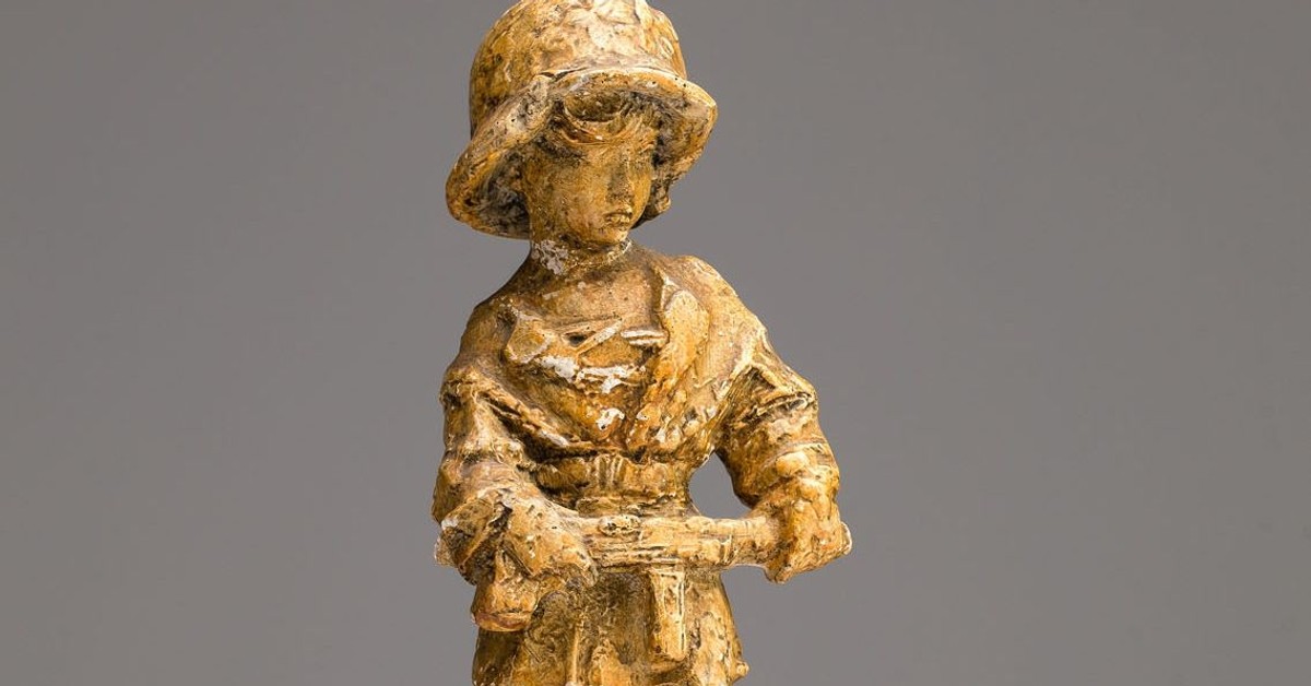 Napisz Kilkuzdaniowy Opis Rzezby Jerzego Jarnuszkiewicza Maly Powstaniec Oryginał rzeźby "Mały Powstaniec" Jerzego Jarnuszkiewicza wystawiony na