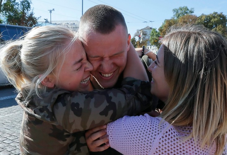 Rodzina i przyjaciele witają powracających ze wschodniej Ukrainy ochotników z batalionu Azow