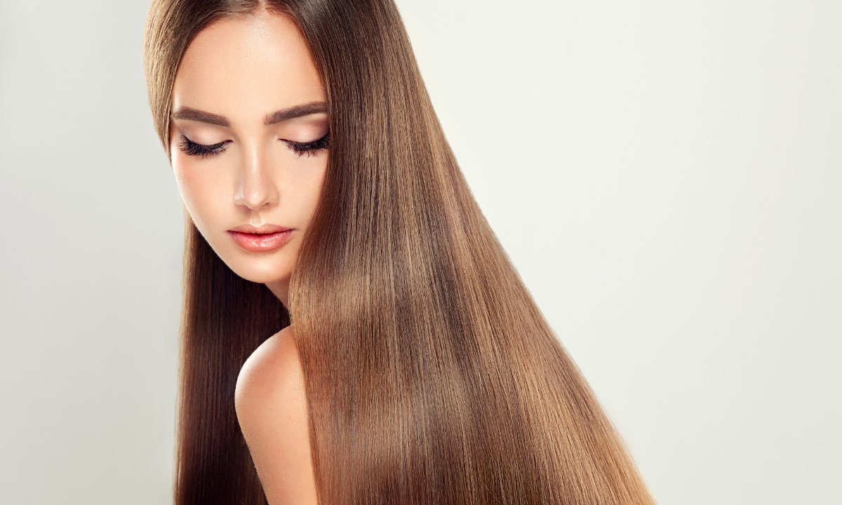 Ten jedwab w płynie daje na włosach efekt tafli. „Koleżanki pytają, czy byłam u fryzjera"