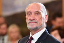 Macierewicz: Informacja służb wskazuje na sfałszowanie czarnej skrzynki