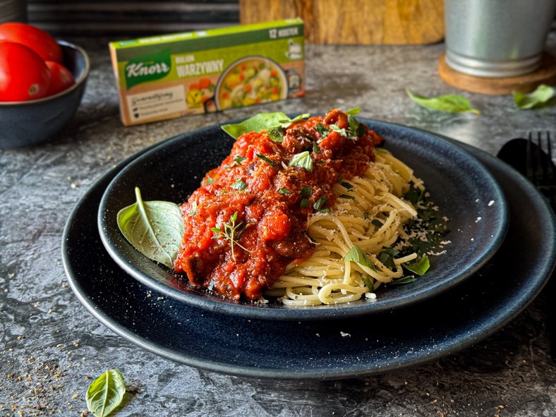 Spaghetti z chorizo i bakłażanem w sosie pomidorowym