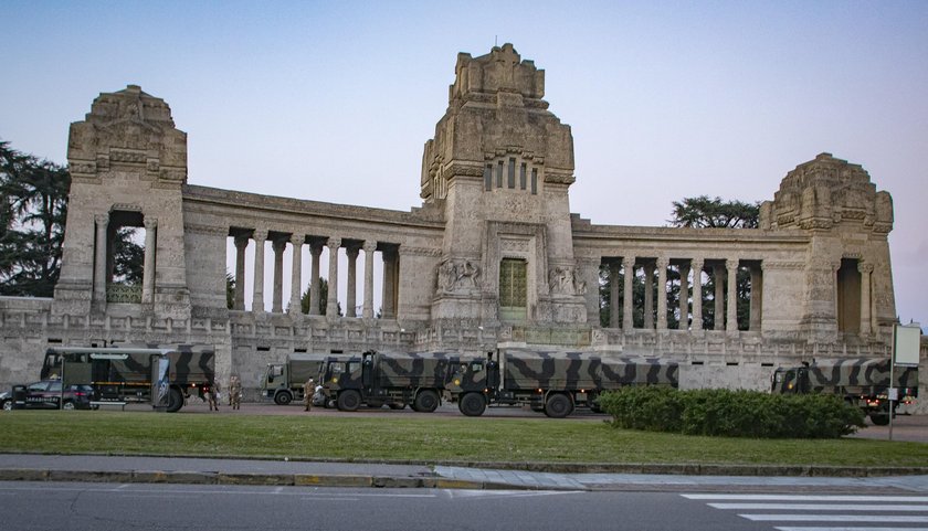 Bergamo. Miasto trumien. Tak wojsko wywozi ciała z miasta