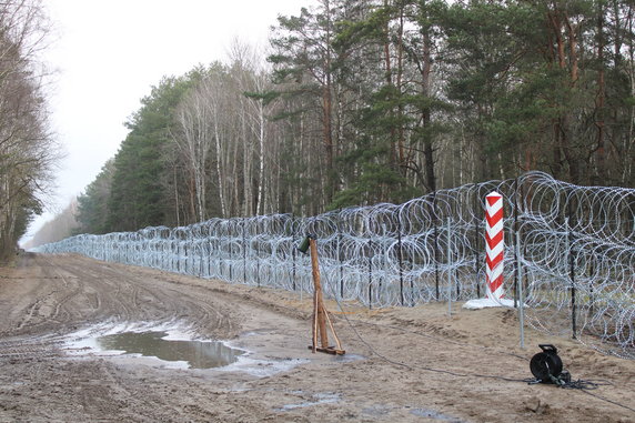 Polsko-białoruska granica w okolicy przejścia granicznego w Połowcach, 17.12.2021.