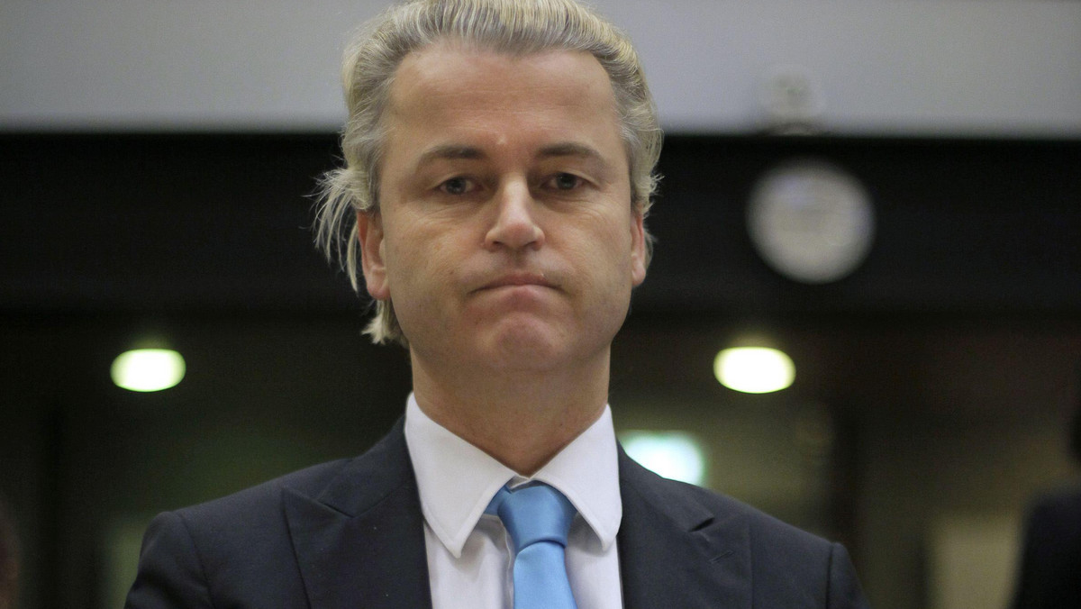 Szef popierającej holenderski rząd antyimigracyjnej Partii na rzecz Wolności (PVV) Geert Wilders skrytykował w sobotę fakt posiadania podwójnego obywatelstwa przez jedną z wiceministrów, co sygnalizuje kruchość obecnego układu politycznego.