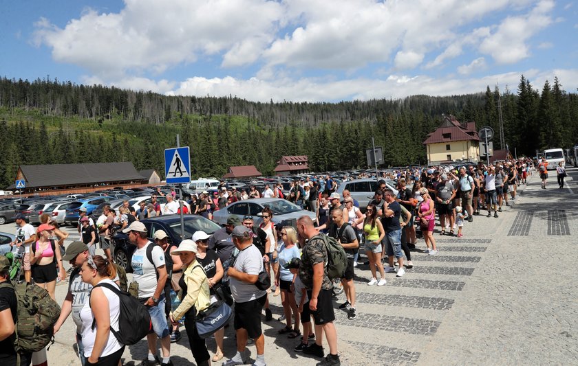 Wakacje pod Tatrami w pełni. Szturm turystów na Morskie Oko