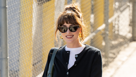 2024 stílusikonja Dakota Johnson, még a sneaker divatot is ő diktálja idén