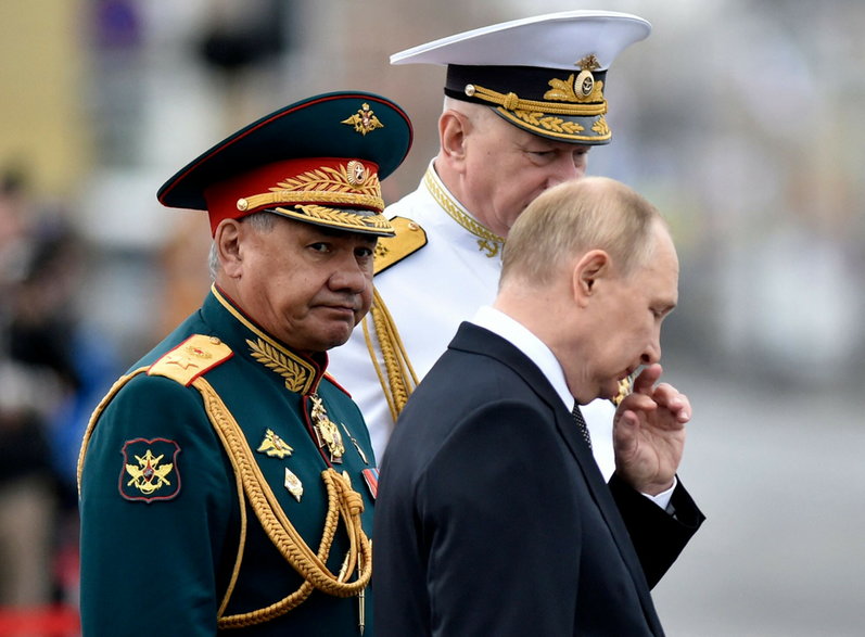 Władimir Putin z urzędnikami podczas parady z okazji Dnia Marynarki Wojennej Rosji, 31 lipca 2022 r. 