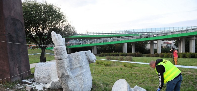 Przewrócony pomnik gen. Berlinga w Warszawie. Przewodniczący KPN: Monument zdrajcy zniesiony społecznie