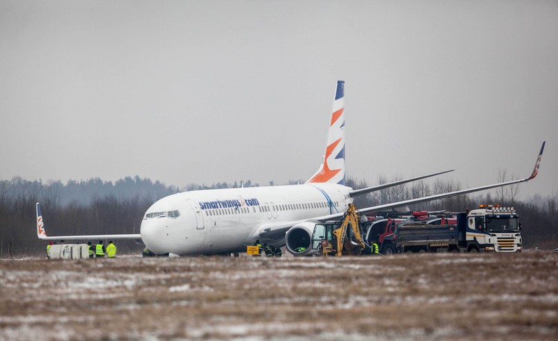 "Boeing 737-800 podchodził do lądowania od strony wschodniej. Samolot przyziemił, nie wyhamował i na końcu drogi startowej dwoma kołami wypadł z pasa. Grunt w tym miejscu jest miękki. Golenie są wbite w ziemię na blisko pół metra" - mówi na gazeta.pl Piotr Adamczyk z biura prasowego lotniska w Pyrzowicach.