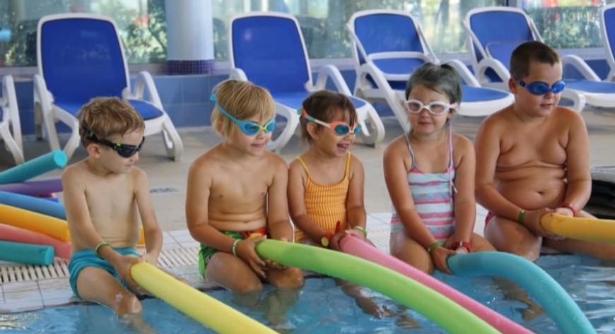 AquaFerie to również zajęcia ogólnorozwojowe dla dzieci oraz atrakcje tematyczne: dzień piracki, dzień sportowy, tajemnice podwodnego świata, zimowa przygoda i dzień niespodzianek. 