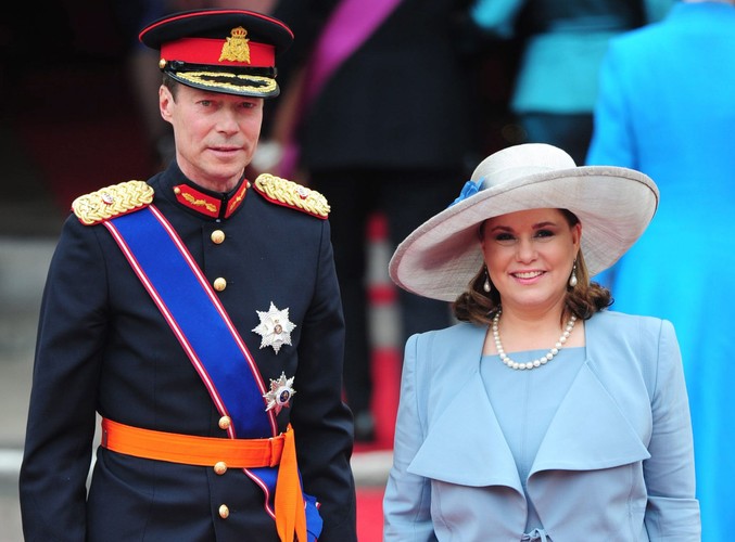 Ozdobiony niebieskim kwiatem klasyczny kapelusz Wielkiej Księżnej Luksemburga Marii Teresy