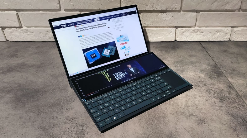 Asus ZenBook Duo 14 (UX482EA) – oglądanie YouTuba na ScreenPadzie Plus