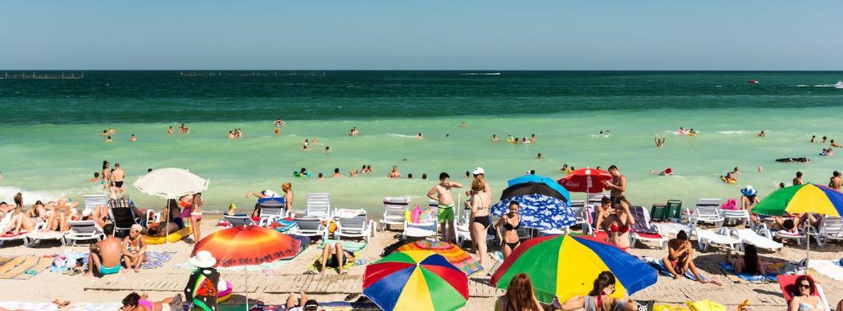 Plaża w Mamai Dla spragnionych wypoczynku w pełnym słońcu czeka wielokilometrowa plaża w Mamai nad Morzem Czarnym. Mamaja jest największym i najstarszym kurortem wypoczynkowym w Rumunii. Tuż obok mamajskiej plaży warto odwiedzić największe miasto portowe kraju - Konstancę.