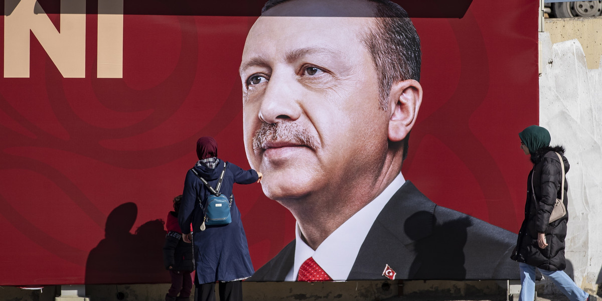 Turcja. Kobieta pokazuje swojemu dziecku zdjęcie prezydenta Turcji Recepa Tayyipa Erdogana w Stambule, 18 stycznia 2023 r. Prezydent Erdogan ogłosił, że wybory prezydenckie mogą się odbyć 14 maja 2023 r., miesiąc wcześniej niż planowano.