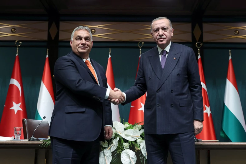 Premier Węgier Viktor Orban (po lewej) oraz prezydent Turcji Recep Tayyip Erdogan (po prawej) podczas spotkania w Ankarze w listopadzie 2021 r.