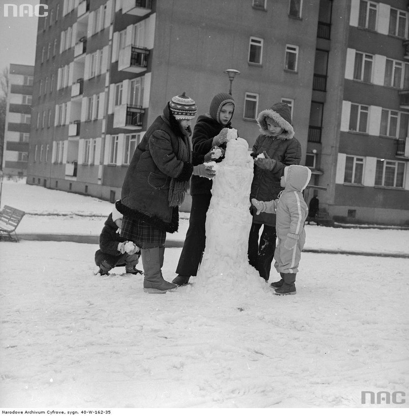 Całe osiedle buduje swojego bałwana