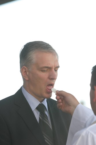 Jarosław Gowin przyjmuje komunię świętą w czasu objęcia katedry wawelskiej przez arcybiskupa Stanisława Dziwisza