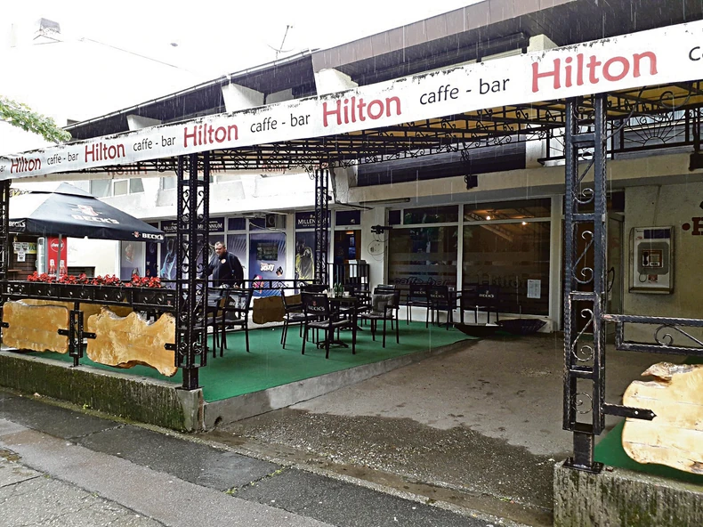 U kafiću u kom često s ocem pije kafu, kažu da vole kad je Nikola među njima